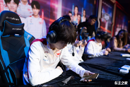 Royal Never Give Up 教练：第二把战术重点是卢娜，但可能前期处理出了点问题